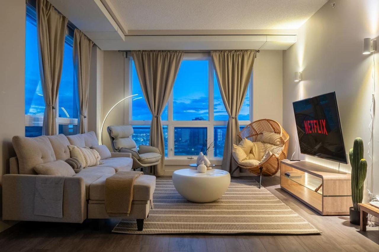Upscale Penthouse Stay With Mountain & City Views, Free Parking, Bbq Grill, Office Space & More คาลการี ภายนอก รูปภาพ