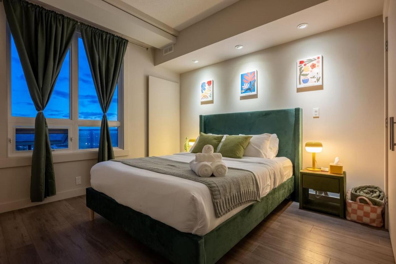 Upscale Penthouse Stay With Mountain & City Views, Free Parking, Bbq Grill, Office Space & More คาลการี ภายนอก รูปภาพ