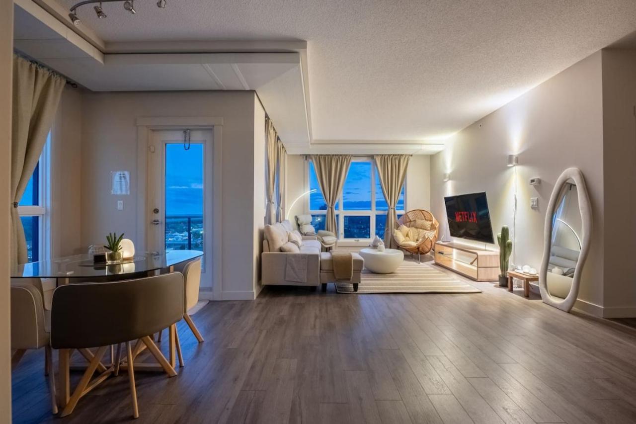 Upscale Penthouse Stay With Mountain & City Views, Free Parking, Bbq Grill, Office Space & More คาลการี ภายนอก รูปภาพ