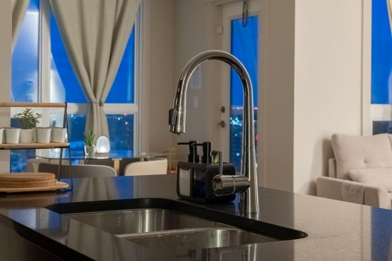 Upscale Penthouse Stay With Mountain & City Views, Free Parking, Bbq Grill, Office Space & More คาลการี ภายนอก รูปภาพ