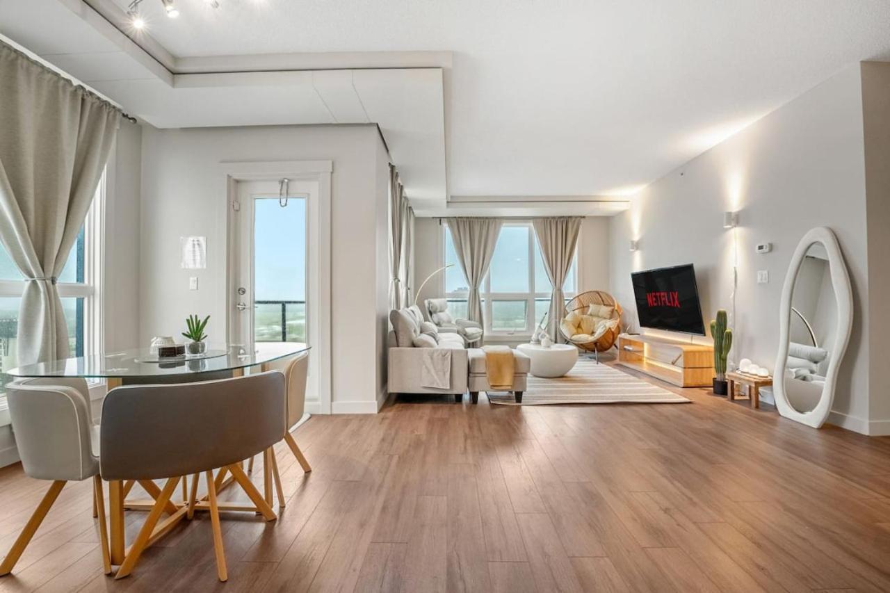 Upscale Penthouse Stay With Mountain & City Views, Free Parking, Bbq Grill, Office Space & More คาลการี ภายนอก รูปภาพ