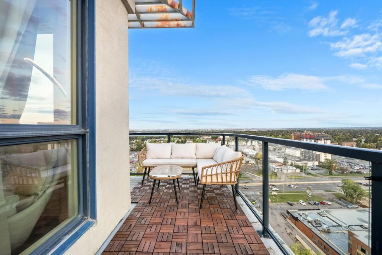 Upscale Penthouse Stay With Mountain & City Views, Free Parking, Bbq Grill, Office Space & More คาลการี ภายนอก รูปภาพ