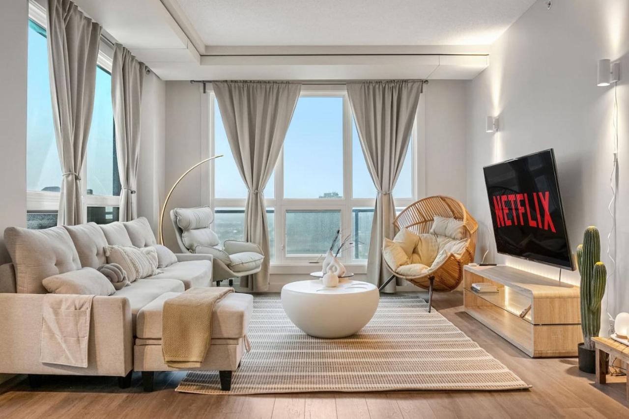 Upscale Penthouse Stay With Mountain & City Views, Free Parking, Bbq Grill, Office Space & More คาลการี ภายนอก รูปภาพ